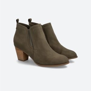 NWT DV by Dolce Vita Camilla Bootie, Olive, Size 8